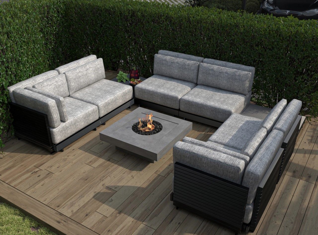 Terrasse lounge aménagée à Grivegnée avec mobilier extérieur, foyer central, platelage en bois et haies végétales assurant l’intimité.