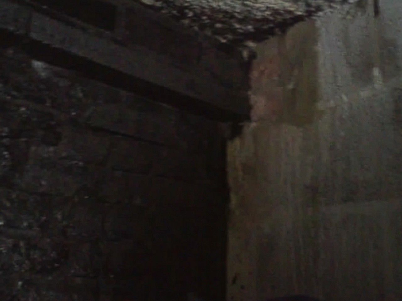 Vue rapprochée d’une jonction constructive intérieure entre maçonnerie et plafond dans un local à Ans, examinée dans le cadre d’une recherche d’infiltration.
