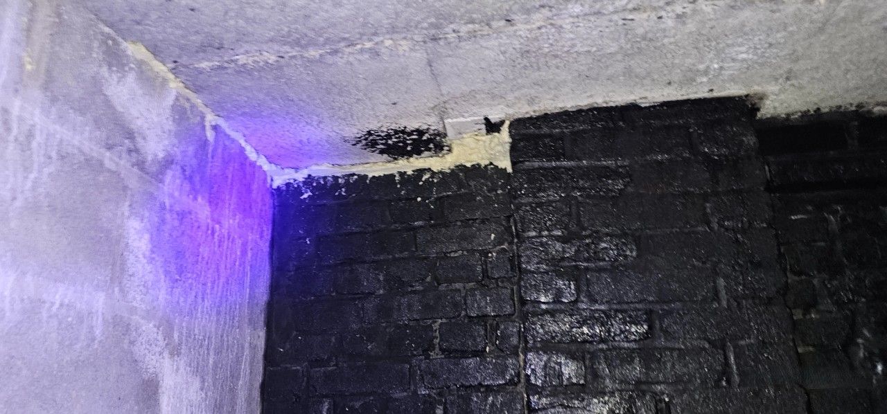 Inspection intérieure d’une jonction entre mur et plafond à Ans dans une zone concernée par des infiltrations d’eau.
