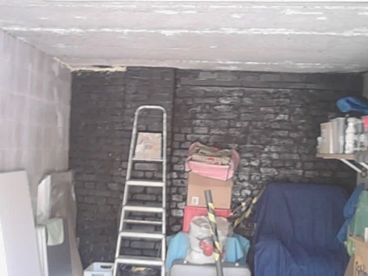 Vue intérieure d’un local à Ans avec mur en maçonnerie apparente, inspecté dans le cadre d’une expertise portant sur des sinistres liés à l’eau.