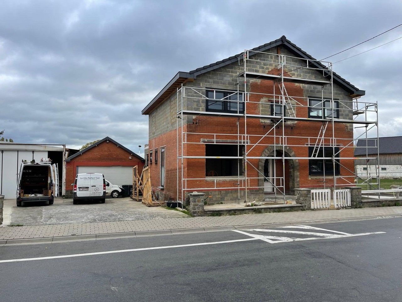 Chantier de transformation de l’habitation à Vottem avec démontage partiel de la toiture et reconstruction des maçonneries de l’étage.