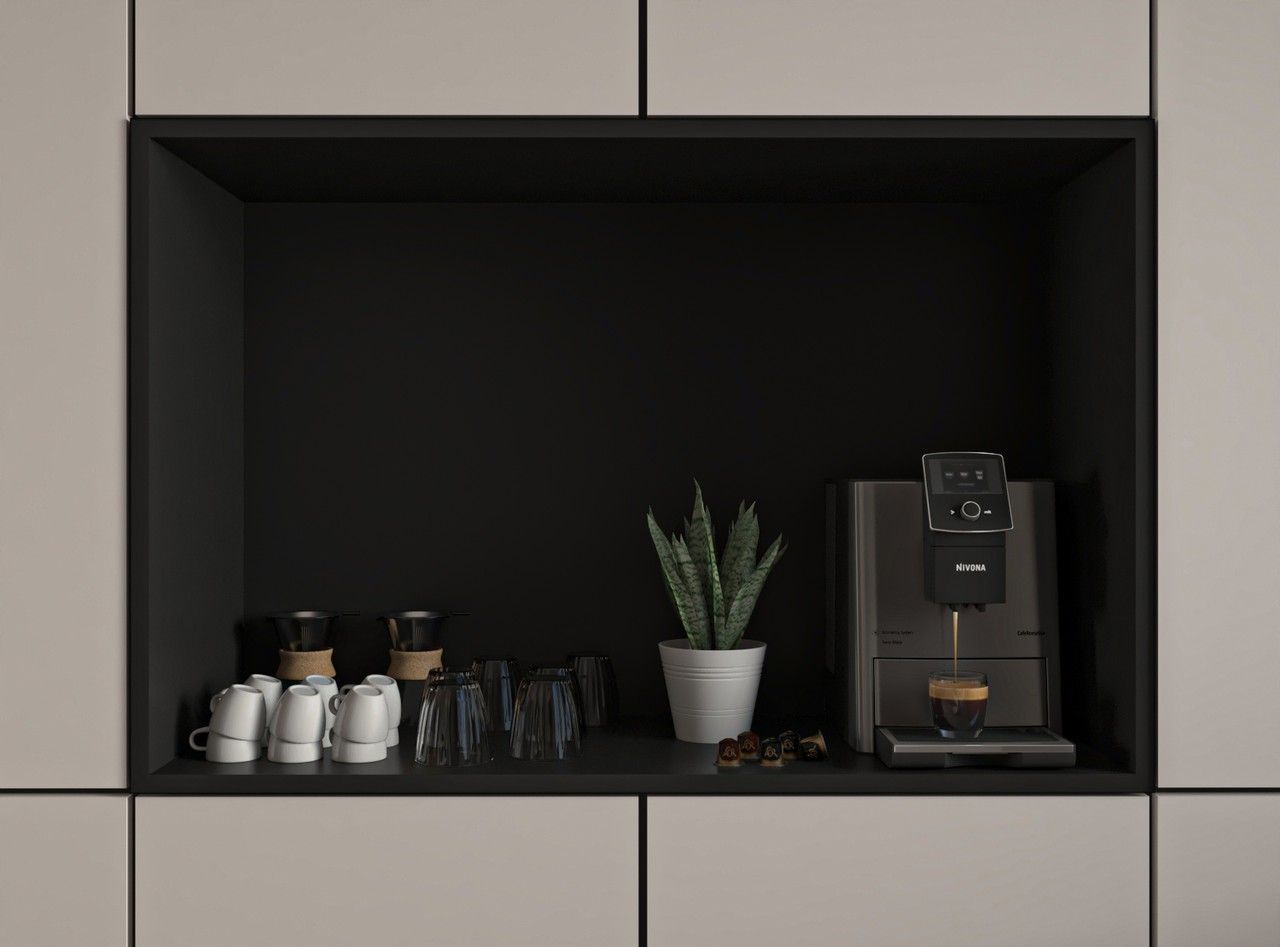 Détail de la niche café intégrée dans la cuisine à Herstal, avec machine à café, vaisselle, rangements blancs et finition intérieure noire.