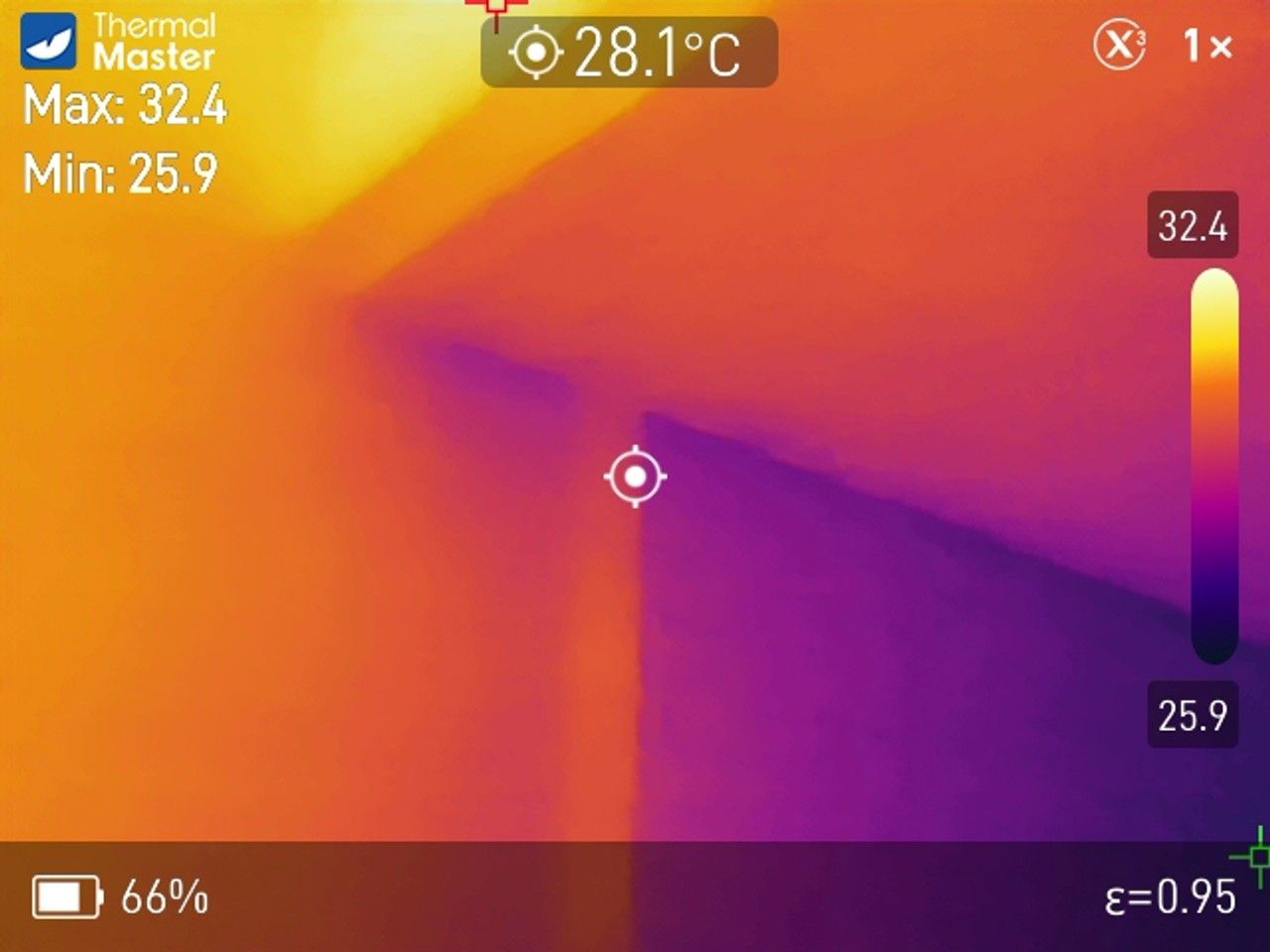 Thermographie infrarouge du raccord entre façade et toiture à Ans montrant les variations de température autour de la jonction constructive.