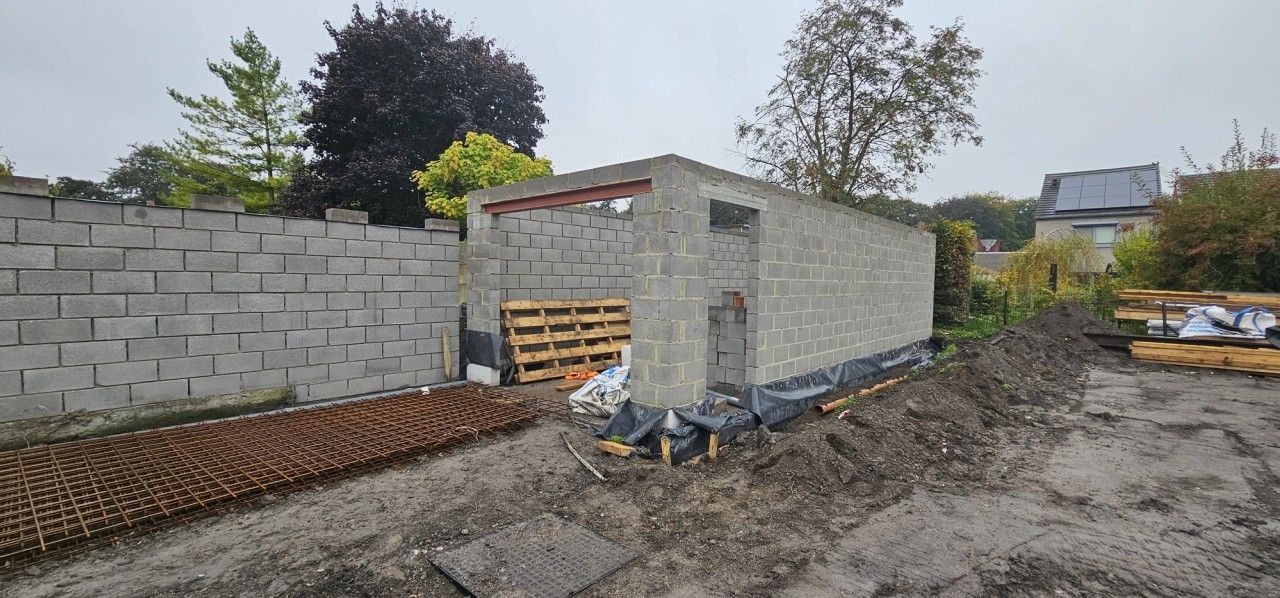 Construction d’un nouvel abri de jardin à Visé, avec maçonneries en blocs et grandes ouvertures en cours de réalisation.