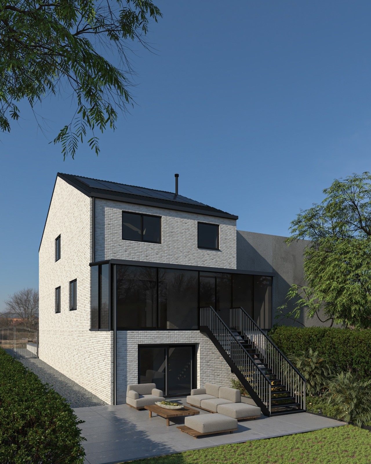 Vue en perspective de la façade arrière d’une maison contemporaine à Haccourt, avec véranda largement vitrée, terrasse inférieure et escalier extérieur métallique reliant les différents niveaux.