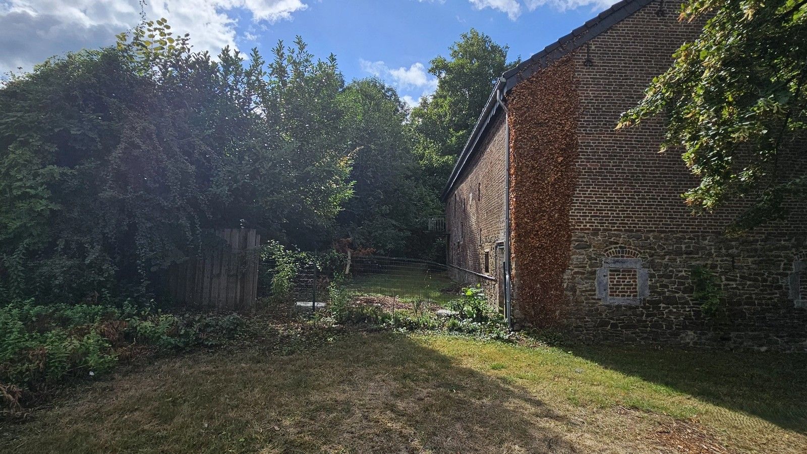 Vue de l’état initial du bâtiment existant à Blegny avant la transformation d’une partie du hangar en espaces de bureaux, dans le cadre de la coordination sécurité-santé.