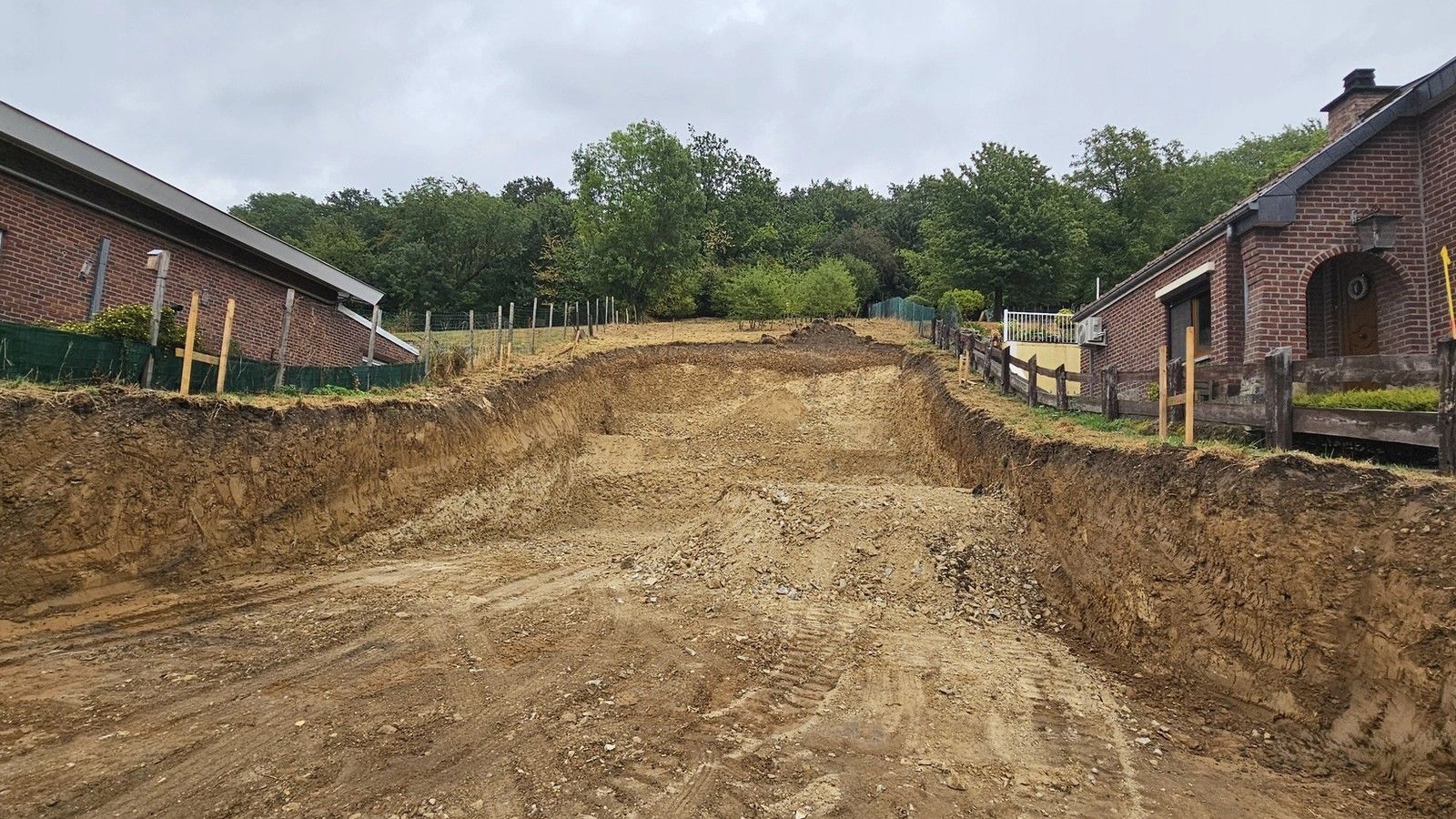 Chantier d’une nouvelle habitation unifamiliale à Bassenge au stade des terrassements, dans le cadre d’une mission de coordination sécurité-santé.