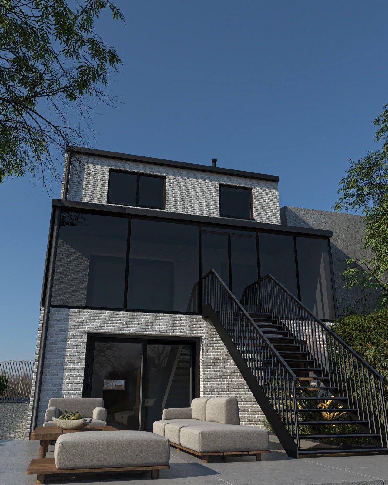 Vue frontale de la façade arrière d’une maison unifamiliale à Haccourt, avec grande véranda vitrée, terrasse au niveau inférieur et escalier extérieur métallique.