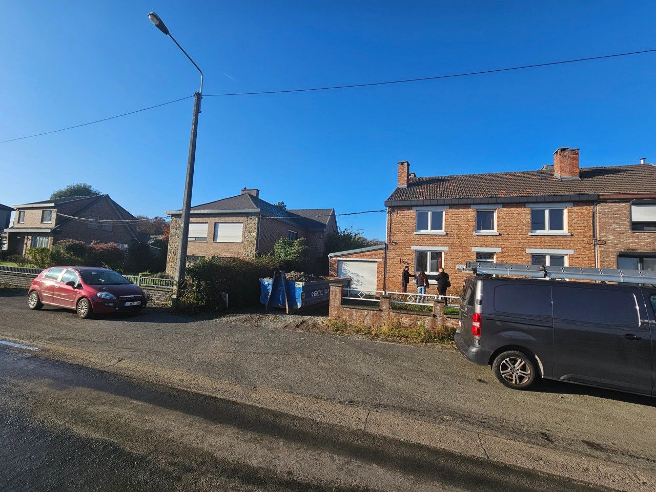 Vue depuis la rue de la maison unifamiliale existante à Visé avant rénovation et extension, avec façade en briques et volume latéral.